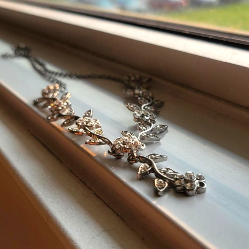 Silver rose necklace